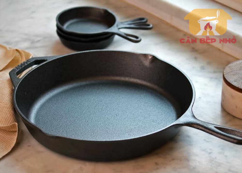 Sử dụng chảo gang để nấu thực phẩm tránh bị dính đáy chảo