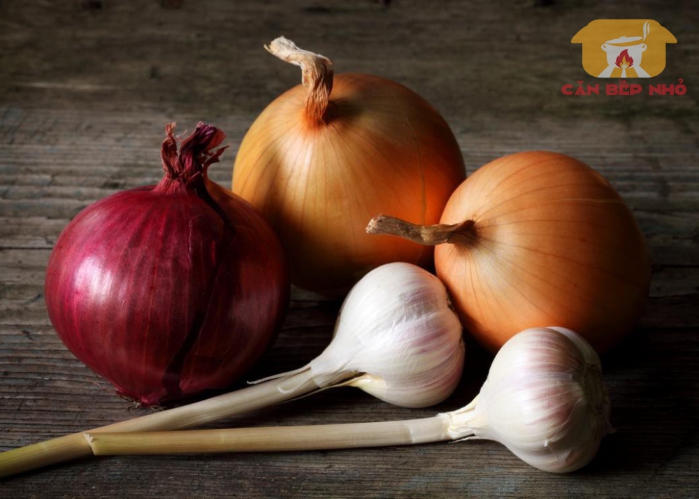 Cách sử dụng tỏi và hành khi nấu ăn để tạo hương vị và mùi thơm cho món ăn