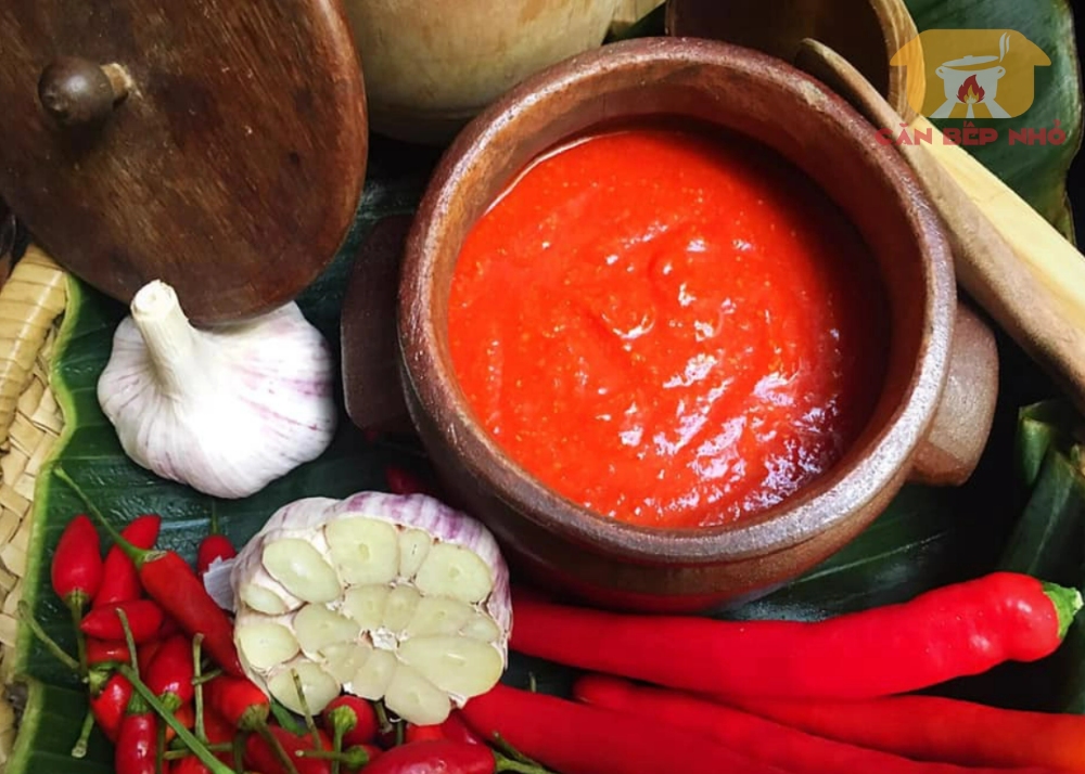 Thêm tương ớt vào món ăn để thêm hương vị và giảm thiểu mùi tanh
